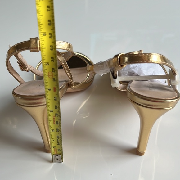 Le Chateau Gold Strappy Ankle Strap High Heel Sandals, new - Picture 6 of 7